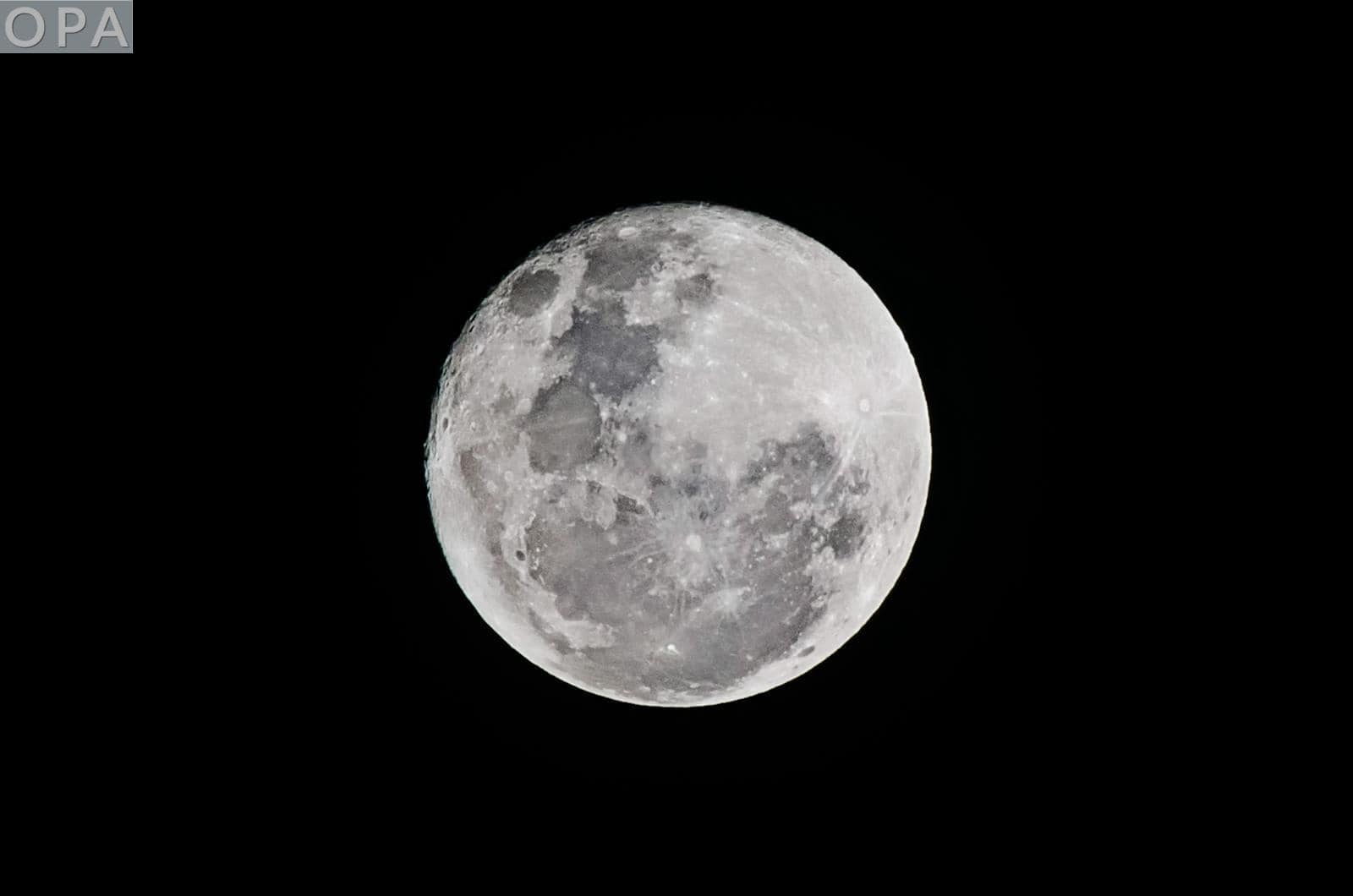 Toda la superficie de la Luna está cubierta de agua