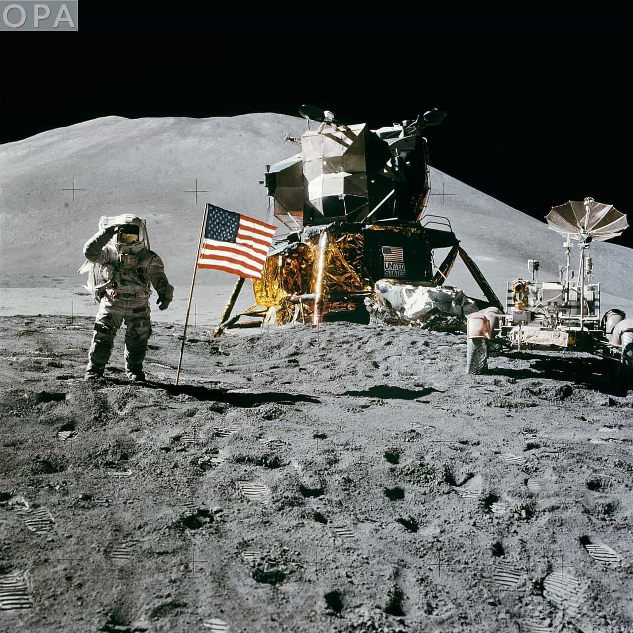 la superficie de la Luna está cubierta de agua