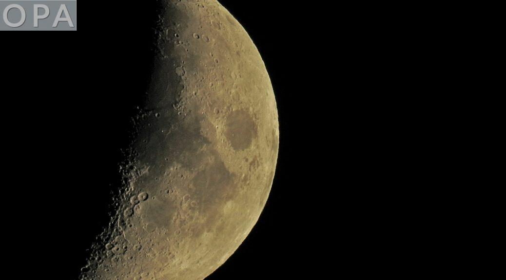 Toda la superficie de la Luna está cubierta de agua, descubren los científicos